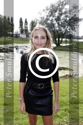 Eiland van Maurik 4 september 2017
Groepsfoto met Nicolette Kluijver en Dennis Weening met Marieke Elsinga, Anouk Hoogendijk, Roeland Fernhout, Niels Gomperts, Carolina Dijkhuizen, Henk Poort, Joelle Witschge, Richard Witschge, Shelly Sterk, Soundos El Ahmadi, Danny Froger, Kaj Gorgels, Nicole Buch en Brace. tijdens de persviewing van Expeditie Robinson 2017 op het Eiland van Maurik