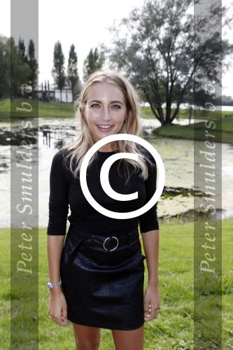 Eiland van Maurik 4 september 2017
Groepsfoto met Nicolette Kluijver en Dennis Weening met Marieke Elsinga, Anouk Hoogendijk, Roeland Fernhout, Niels Gomperts, Carolina Dijkhuizen, Henk Poort, Joelle Witschge, Richard Witschge, Shelly Sterk, Soundos El Ahmadi, Danny Froger, Kaj Gorgels, Nicole Buch en Brace. tijdens de persviewing van Expeditie Robinson 2017 op het Eiland van Maurik