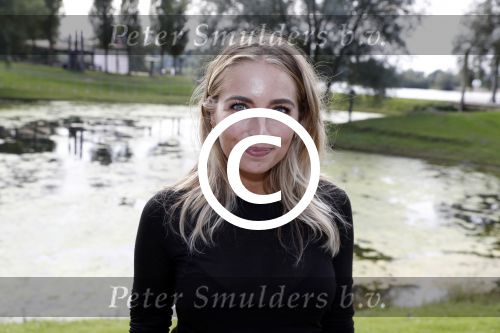 Eiland van Maurik 4 september 2017
Groepsfoto met Nicolette Kluijver en Dennis Weening met Marieke Elsinga, Anouk Hoogendijk, Roeland Fernhout, Niels Gomperts, Carolina Dijkhuizen, Henk Poort, Joelle Witschge, Richard Witschge, Shelly Sterk, Soundos El Ahmadi, Danny Froger, Kaj Gorgels, Nicole Buch en Brace. tijdens de persviewing van Expeditie Robinson 2017 op het Eiland van Maurik