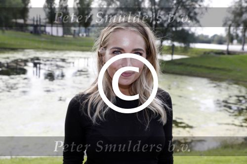 Eiland van Maurik 4 september 2017
Groepsfoto met Nicolette Kluijver en Dennis Weening met Marieke Elsinga, Anouk Hoogendijk, Roeland Fernhout, Niels Gomperts, Carolina Dijkhuizen, Henk Poort, Joelle Witschge, Richard Witschge, Shelly Sterk, Soundos El Ahmadi, Danny Froger, Kaj Gorgels, Nicole Buch en Brace. tijdens de persviewing van Expeditie Robinson 2017 op het Eiland van Maurik