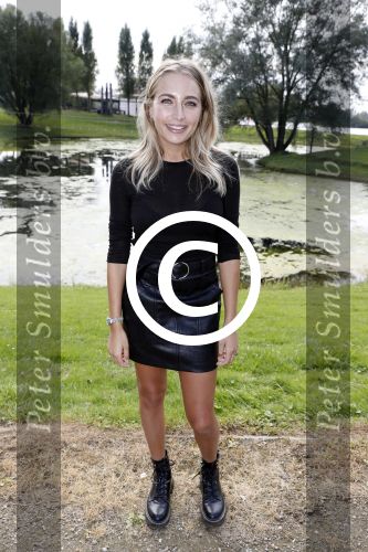 Eiland van Maurik 4 september 2017
Groepsfoto met Nicolette Kluijver en Dennis Weening met Marieke Elsinga, Anouk Hoogendijk, Roeland Fernhout, Niels Gomperts, Carolina Dijkhuizen, Henk Poort, Joelle Witschge, Richard Witschge, Shelly Sterk, Soundos El Ahmadi, Danny Froger, Kaj Gorgels, Nicole Buch en Brace. tijdens de persviewing van Expeditie Robinson 2017 op het Eiland van Maurik
