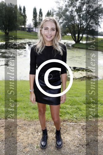 Eiland van Maurik 4 september 2017
Groepsfoto met Nicolette Kluijver en Dennis Weening met Marieke Elsinga, Anouk Hoogendijk, Roeland Fernhout, Niels Gomperts, Carolina Dijkhuizen, Henk Poort, Joelle Witschge, Richard Witschge, Shelly Sterk, Soundos El Ahmadi, Danny Froger, Kaj Gorgels, Nicole Buch en Brace. tijdens de persviewing van Expeditie Robinson 2017 op het Eiland van Maurik