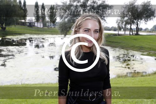 Eiland van Maurik 4 september 2017
Groepsfoto met Nicolette Kluijver en Dennis Weening met Marieke Elsinga, Anouk Hoogendijk, Roeland Fernhout, Niels Gomperts, Carolina Dijkhuizen, Henk Poort, Joelle Witschge, Richard Witschge, Shelly Sterk, Soundos El Ahmadi, Danny Froger, Kaj Gorgels, Nicole Buch en Brace. tijdens de persviewing van Expeditie Robinson 2017 op het Eiland van Maurik