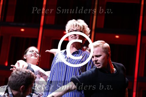 Hoorn 12 september 2017
Albert Verlinde en stage entertainment presenteren cast Annie MG Schmidt. Simone Kleinsma William Spaaij Marjolein TouwWim v d Driessche en Jeske v d Staak
De repetities waren in de schouwburg van Hoorn.