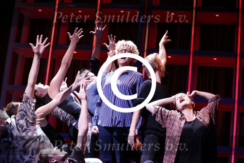 Hoorn 12 september 2017
Albert Verlinde en stage entertainment presenteren cast Annie MG Schmidt. Simone Kleinsma William Spaaij Marjolein TouwWim v d Driessche en Jeske v d Staak
De repetities waren in de schouwburg van Hoorn.