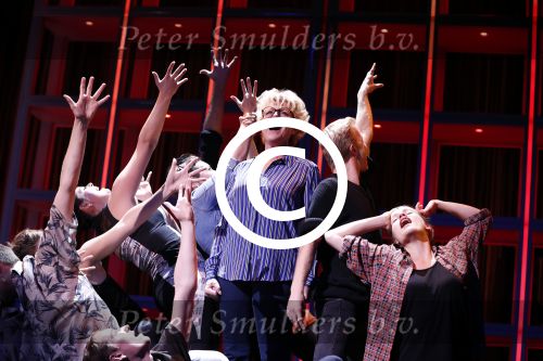 Hoorn 12 september 2017
Albert Verlinde en stage entertainment presenteren cast Annie MG Schmidt. Simone Kleinsma William Spaaij Marjolein TouwWim v d Driessche en Jeske v d Staak
De repetities waren in de schouwburg van Hoorn.