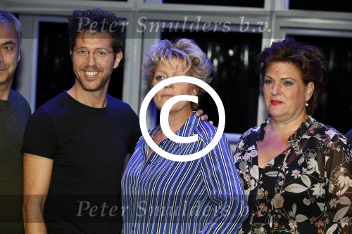 Hoorn 12 september 2017
Albert Verlinde en stage entertainment presenteren cast Annie MG Schmidt. Simone Kleinsma William Spaaij Marjolein TouwWim v d Driessche en Jeske v d Staak
De repetities waren in de schouwburg van Hoorn.