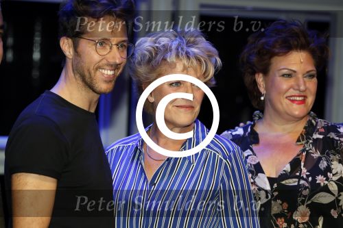 Hoorn 12 september 2017
Albert Verlinde en stage entertainment presenteren cast Annie MG Schmidt. Simone Kleinsma William Spaaij Marjolein TouwWim v d Driessche en Jeske v d Staak
De repetities waren in de schouwburg van Hoorn.