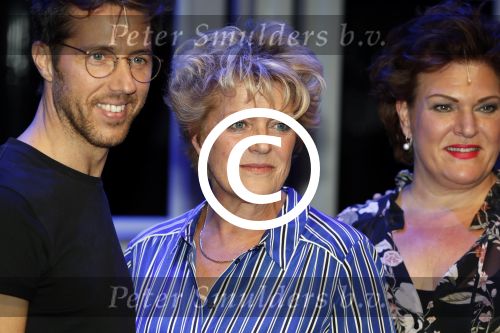 Hoorn 12 september 2017
Albert Verlinde en stage entertainment presenteren cast Annie MG Schmidt. Simone Kleinsma William Spaaij Marjolein TouwWim v d Driessche en Jeske v d Staak
De repetities waren in de schouwburg van Hoorn.