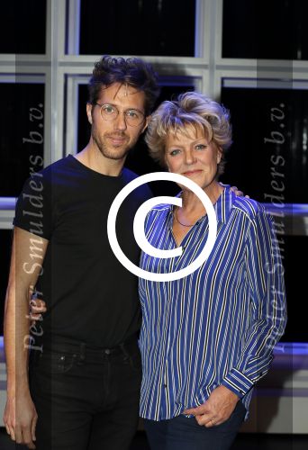 Hoorn 12 september 2017
Albert Verlinde en stage entertainment presenteren cast Annie MG Schmidt. Simone Kleinsma William Spaaij Marjolein TouwWim v d Driessche en Jeske v d Staak
De repetities waren in de schouwburg van Hoorn.