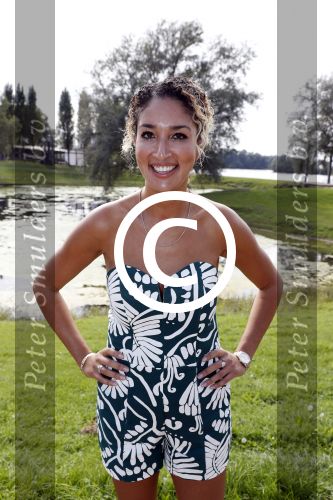 Eiland van Maurik 4 september 2017
Groepsfoto met Nicolette Kluijver en Dennis Weening met Marieke Elsinga, Anouk Hoogendijk, Roeland Fernhout, Niels Gomperts, Carolina Dijkhuizen, Henk Poort, Joelle Witschge, Richard Witschge, Shelly Sterk, Soundos El Ahmadi, Danny Froger, Kaj Gorgels, Nicole Buch en Brace. tijdens de persviewing van Expeditie Robinson 2017 op het Eiland van Maurik