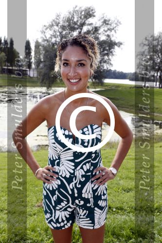 Eiland van Maurik 4 september 2017
Groepsfoto met Nicolette Kluijver en Dennis Weening met Marieke Elsinga, Anouk Hoogendijk, Roeland Fernhout, Niels Gomperts, Carolina Dijkhuizen, Henk Poort, Joelle Witschge, Richard Witschge, Shelly Sterk, Soundos El Ahmadi, Danny Froger, Kaj Gorgels, Nicole Buch en Brace. tijdens de persviewing van Expeditie Robinson 2017 op het Eiland van Maurik