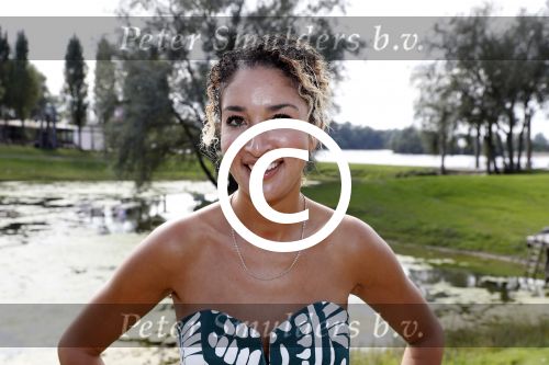 Eiland van Maurik 4 september 2017
Groepsfoto met Nicolette Kluijver en Dennis Weening met Marieke Elsinga, Anouk Hoogendijk, Roeland Fernhout, Niels Gomperts, Carolina Dijkhuizen, Henk Poort, Joelle Witschge, Richard Witschge, Shelly Sterk, Soundos El Ahmadi, Danny Froger, Kaj Gorgels, Nicole Buch en Brace. tijdens de persviewing van Expeditie Robinson 2017 op het Eiland van Maurik