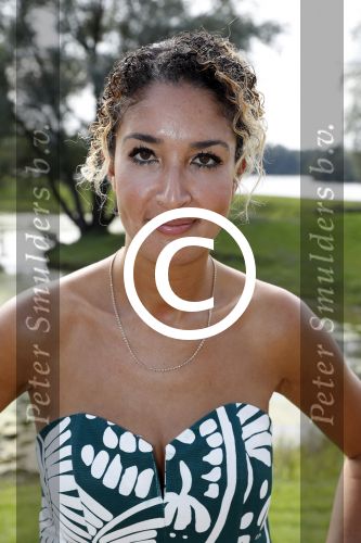 Eiland van Maurik 4 september 2017
Groepsfoto met Nicolette Kluijver en Dennis Weening met Marieke Elsinga, Anouk Hoogendijk, Roeland Fernhout, Niels Gomperts, Carolina Dijkhuizen, Henk Poort, Joelle Witschge, Richard Witschge, Shelly Sterk, Soundos El Ahmadi, Danny Froger, Kaj Gorgels, Nicole Buch en Brace. tijdens de persviewing van Expeditie Robinson 2017 op het Eiland van Maurik