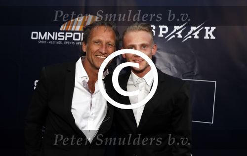 Apeldoorn 2 september 2017
Premiere Spaak in Omnisport . De hoofdrollen worden oa gespeeld door Tim Douwsma Aart Staartjes en Saskia Elise. Steven de Jong is de producent
Steven de Jong en kinderen