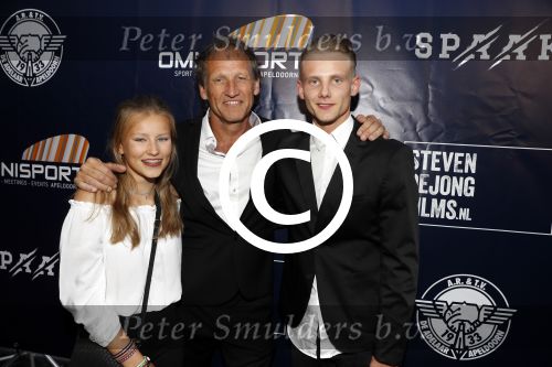 Apeldoorn 2 september 2017
Premiere Spaak in Omnisport . De hoofdrollen worden oa gespeeld door Tim Douwsma Aart Staartjes en Saskia Elise. Steven de Jong is de producent
Steven de Jong en kinderen