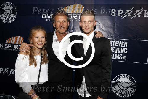 Apeldoorn 2 september 2017
Premiere Spaak in Omnisport . De hoofdrollen worden oa gespeeld door Tim Douwsma Aart Staartjes en Saskia Elise. Steven de Jong is de producent
Steven de Jong en kinderen
