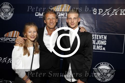 Apeldoorn 2 september 2017
Premiere Spaak in Omnisport . De hoofdrollen worden oa gespeeld door Tim Douwsma Aart Staartjes en Saskia Elise. Steven de Jong is de producent
Steven de Jong en kinderen