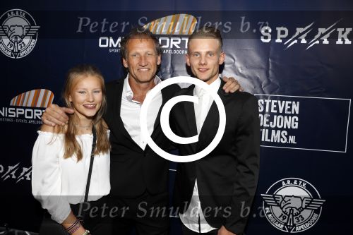 Apeldoorn 2 september 2017
Premiere Spaak in Omnisport . De hoofdrollen worden oa gespeeld door Tim Douwsma Aart Staartjes en Saskia Elise. Steven de Jong is de producent
Steven de Jong en kinderen