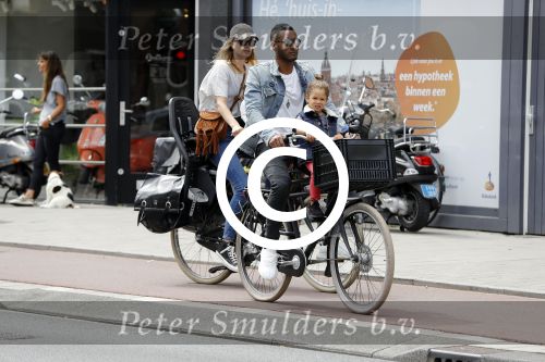 Amsterdam 2 augustus 2017 
Doutzen Kroes en Sunnery James met hun kinderen op de fiets.