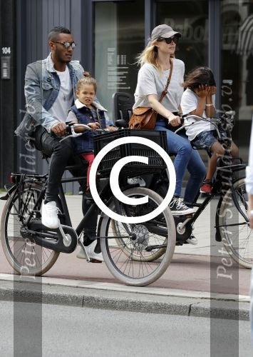 Amsterdam 2 augustus 2017 
Doutzen Kroes en Sunnery James met hun kinderen op de fiets.