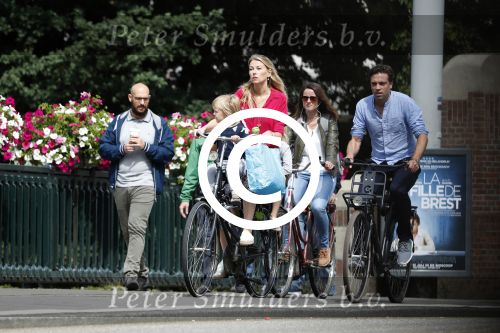 Amsterdam 15 juli 2017  
Susan Smit met haar twee kinderen op de fiets