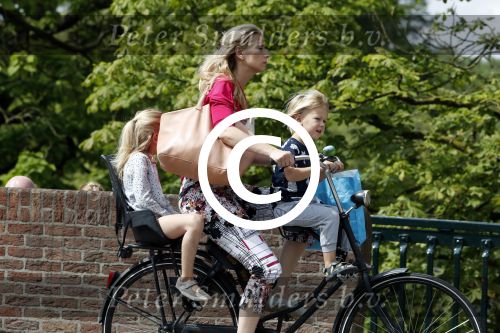 Amsterdam 15 juli 2017  
Susan Smit met haar twee kinderen op de fiets