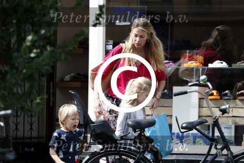 Amsterdam 15 juli 2017  
Susan Smit met haar twee kinderen op de fiets