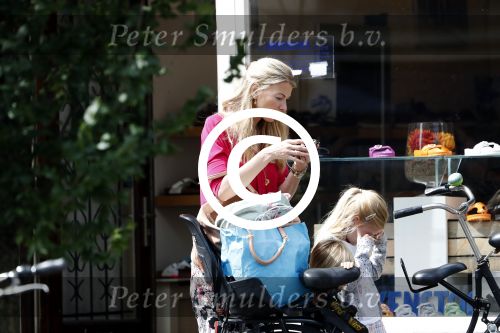 Amsterdam 15 juli 2017  
Susan Smit met haar twee kinderen op de fiets