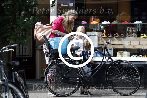 Amsterdam 15 juli 2017  
Susan Smit met haar twee kinderen op de fiets