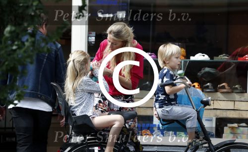 Amsterdam 15 juli 2017  
Susan Smit met haar twee kinderen op de fiets