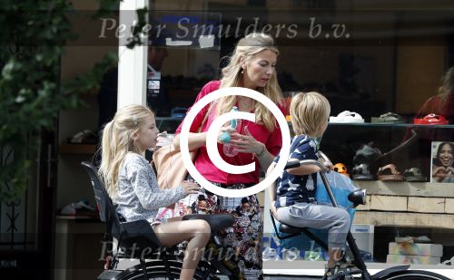 Amsterdam 15 juli 2017  
Susan Smit met haar twee kinderen op de fiets