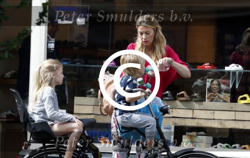 Amsterdam 15 juli 2017  
Susan Smit met haar twee kinderen op de fiets