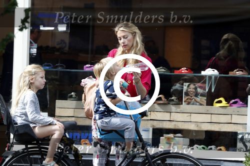 Amsterdam 15 juli 2017  
Susan Smit met haar twee kinderen op de fiets