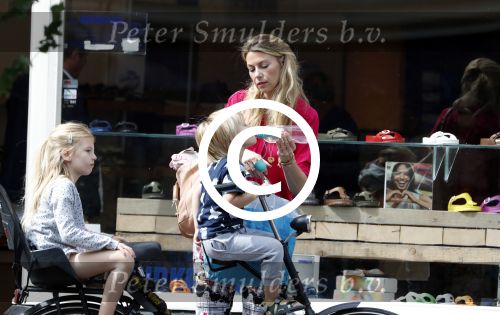 Amsterdam 15 juli 2017  
Susan Smit met haar twee kinderen op de fiets