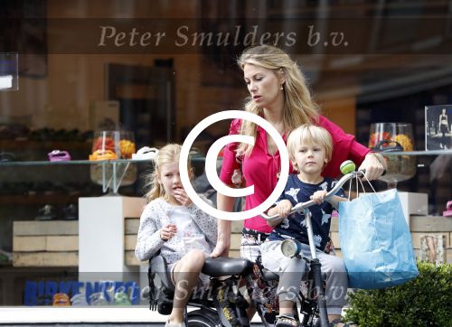 Amsterdam 15 juli 2017  
Susan Smit met haar twee kinderen op de fiets