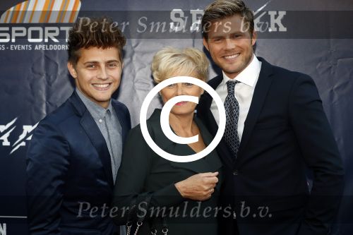 Apeldoorn 2 september 2017
Premiere Spaak in Omnisport . De hoofdrollen worden oa gespeeld door Tim Douwsma Aart Staartjes en Saskia Elise. Steven de Jong is de producent. Tim met moeder en broer