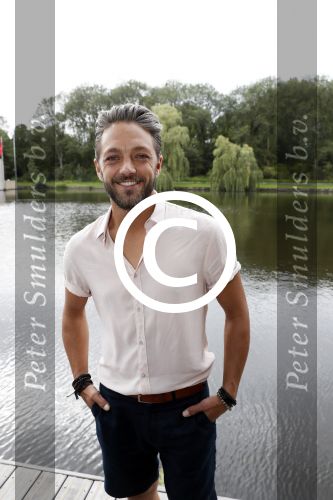 Amsterdam 6 september 2017
Perspresentatie van de musical On Your Feet bij strand Zuid. De cast met oa Ellen Evers, Jim Bakkum, Vajen van den Bosch, Albert Verlinde Nurlaila Kareem en  Tommie Christiaan