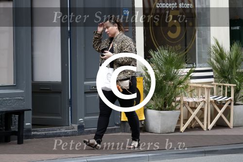 Amsterdam 1 augustus 2017
Trijntje Oosterhuis winkelend op de utrechtsestraat