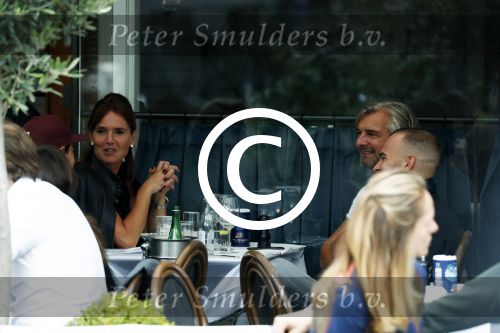 Amsterdam 7 september 2017 
Victor reinier met een vriendin op terras n amsterdam