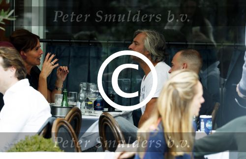 Amsterdam 7 september 2017 
Victor reinier met een vriendin op terras n amsterdam