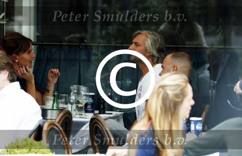 Amsterdam 7 september 2017 
Victor reinier met een vriendin op terras n amsterdam
