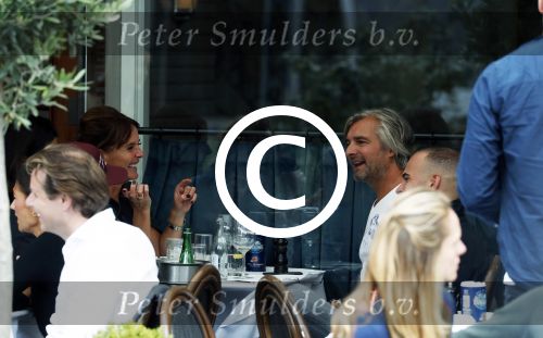 Amsterdam 7 september 2017 
Victor reinier met een vriendin op terras n amsterdam
