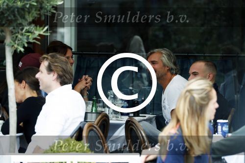 Amsterdam 7 september 2017 
Victor reinier met een vriendin op terras n amsterdam