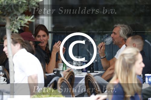 Amsterdam 7 september 2017 
Victor reinier met een vriendin op terras n amsterdam