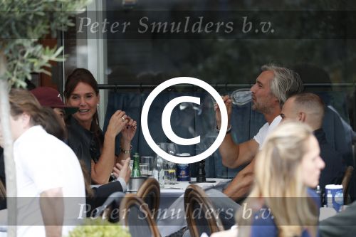 Amsterdam 7 september 2017 
Victor reinier met een vriendin op terras n amsterdam