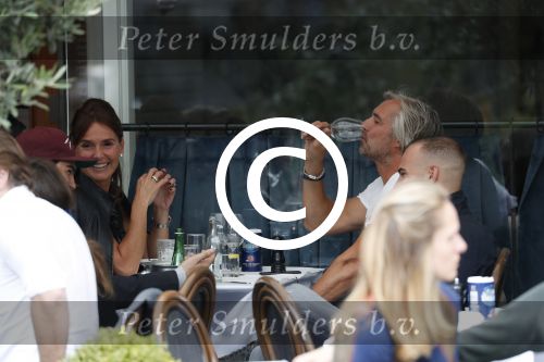 Amsterdam 7 september 2017 
Victor reinier met een vriendin op terras n amsterdam
