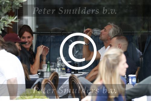 Amsterdam 7 september 2017 
Victor reinier met een vriendin op terras n amsterdam