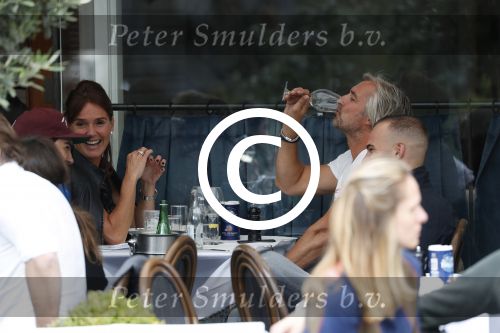 Amsterdam 7 september 2017 
Victor reinier met een vriendin op terras n amsterdam