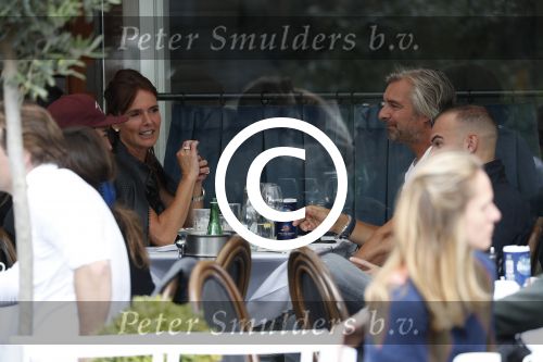 Amsterdam 7 september 2017 
Victor reinier met een vriendin op terras n amsterdam